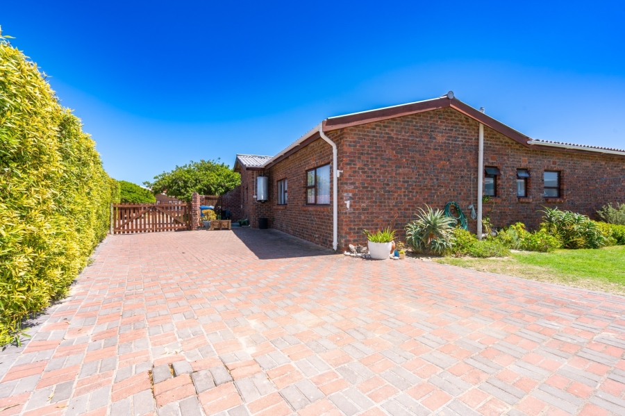 4 Bedroom Property for Sale in Middedorp Western Cape